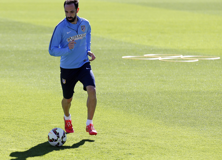 temporada 14/15. Entrenamiento en el estadio Vicente Calderón. Juanfran controlando un balón  durante el entrenamiento