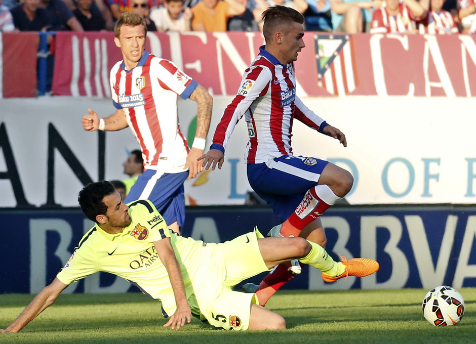 temporada 14/15. Partido Atlético de Madrid Barcelona. Griezmann controlando un balón durante el partido en el Calderón