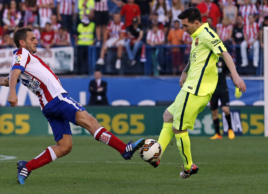 temporada 14/15. Partido Atlético de Madrid Barcelona. Koke disputando  un balón durante el partido en el Calderón