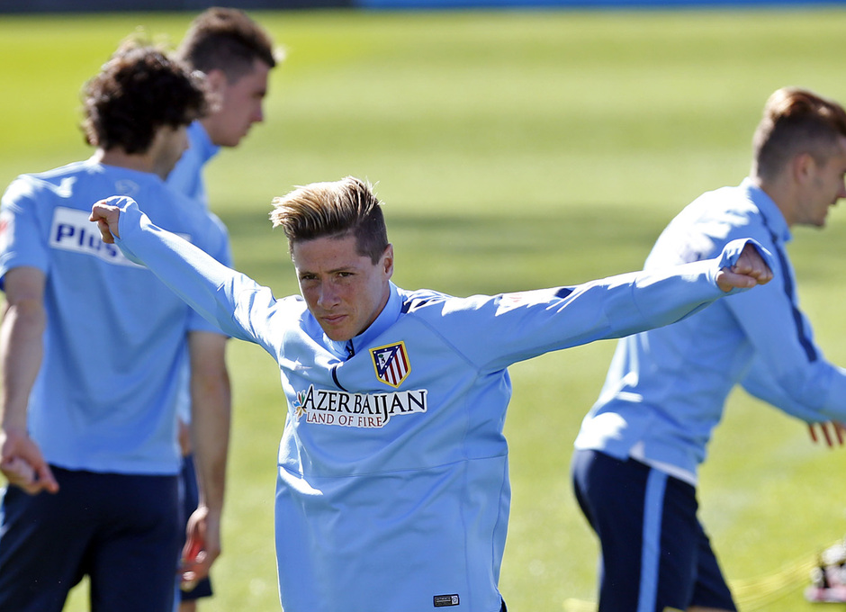 temporada 14/15. Entrenamiento en la ciudad deportiva de Majadahonda. Torres estirando durante el entrenamiento