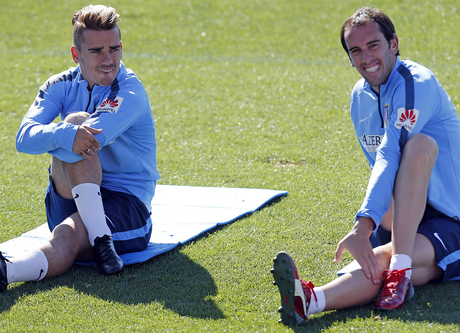 temporada 14/15. Entrenamiento en la ciudad deportiva de Majadahonda. Griezmann y Godín estirando durante el entrenamiento