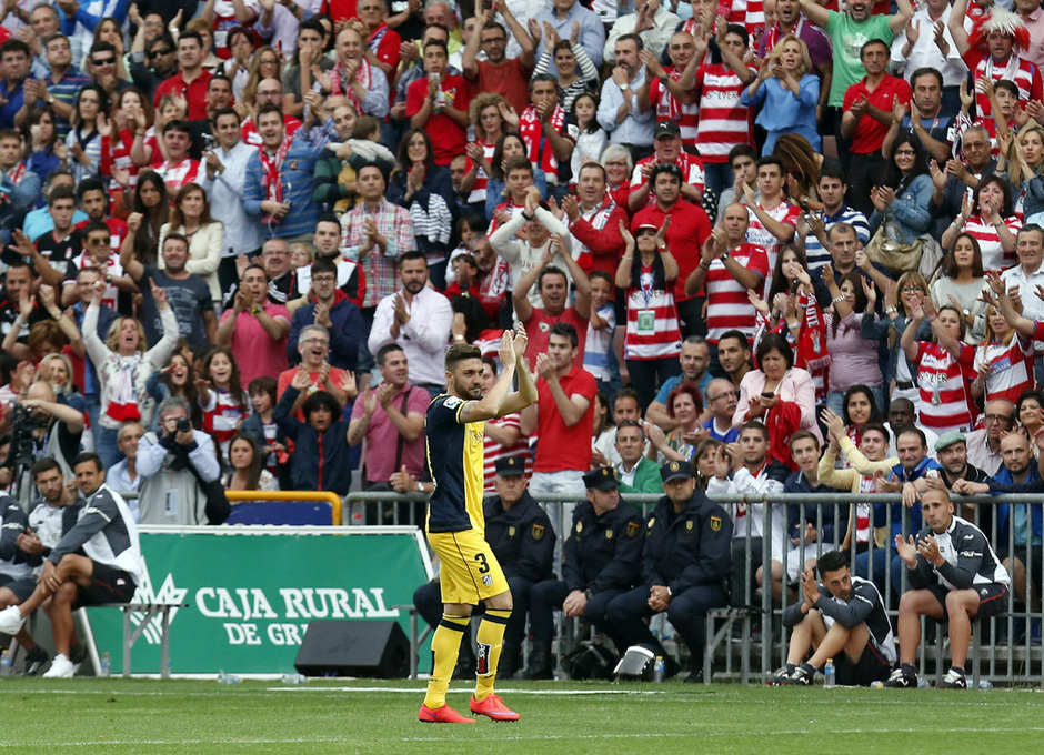 Temporada 14-15. Jornada 38. Granada - Atlético de Madrid. Siqueira se retira agradeciendo al público granadina la ovación que le dedicó.