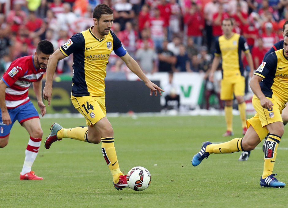 Temporada 14-15. Jornada 38. Granada - Atlético de Madrid. Gabi conduce el balón. 