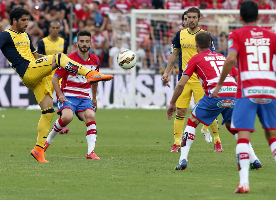 Temporada 14-15. Jornada 38. Granada - Atlético de Madrid. Raúl García eleva la pierna para dar el pase. Foto A.G.