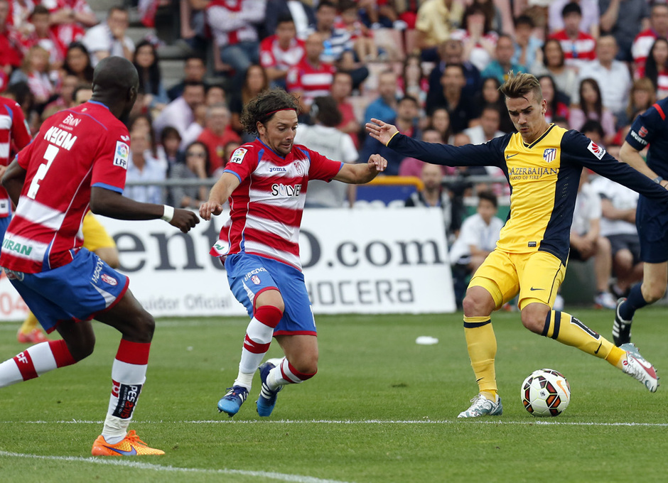 Temporada 14-15. Jornada 38. Granada - Atlético de Madrid. Griezmann prepara el disparo a puerta. 