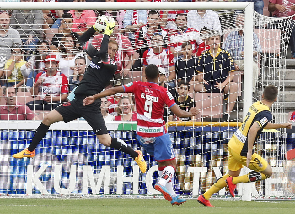 Temporada 14-15. Jornada 38. Granada - Atlético de Madrid. Oblak bloca el balón con las dos manos.