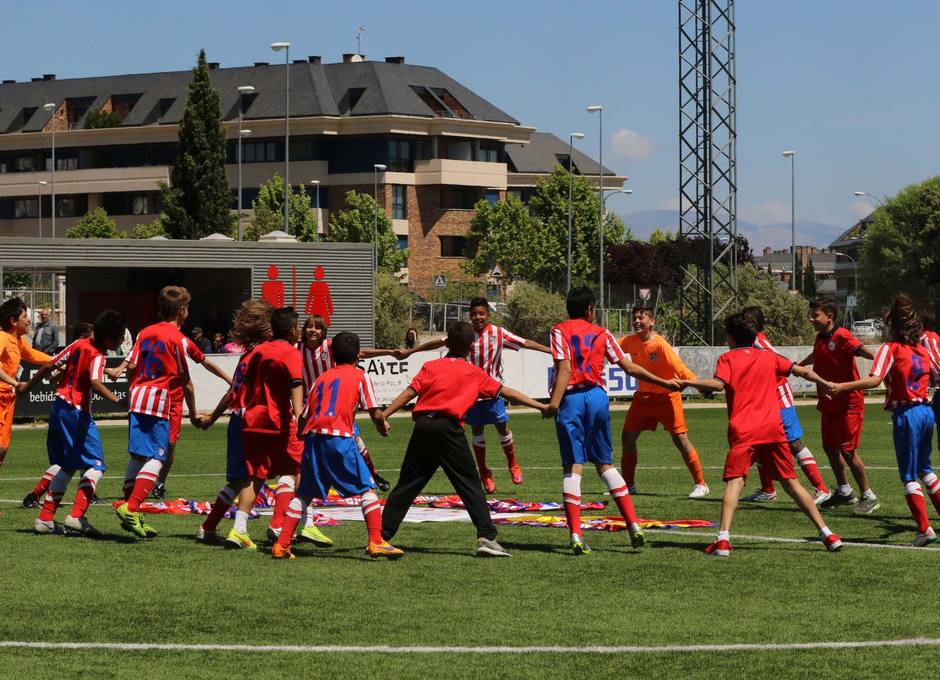Los jugadores del Atlético de Madrid Alevín festejan el título conquistado en la última jornada
