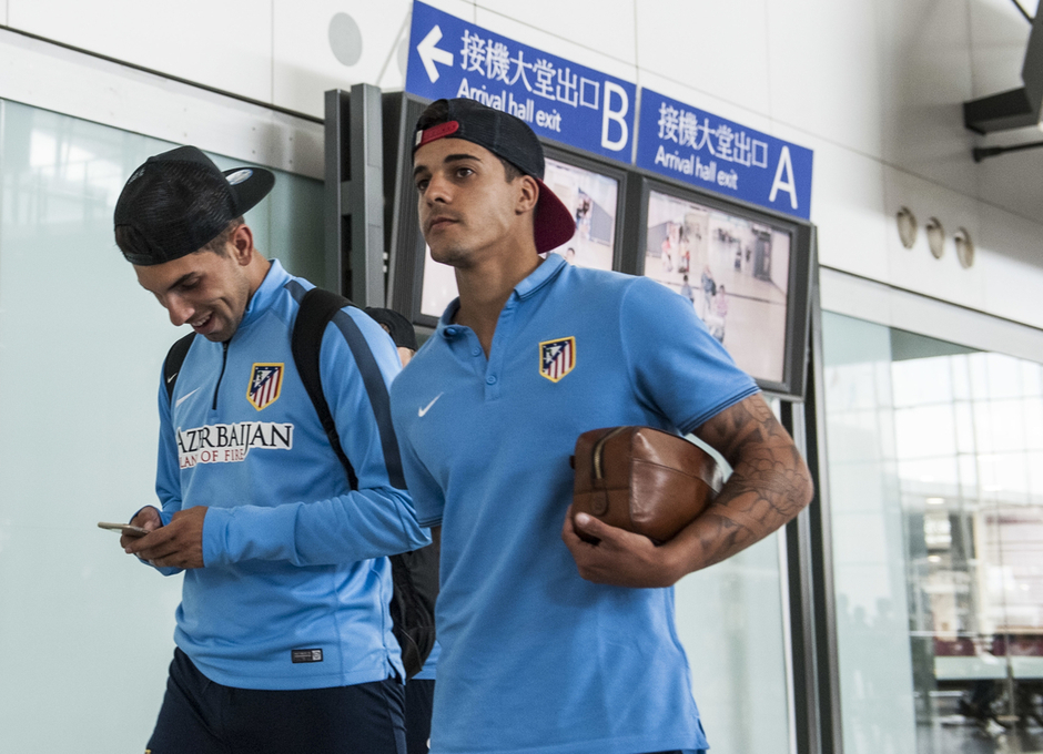 Carlos Ramos e Iván Pérez, en el aeropuerto de Hong Kong
