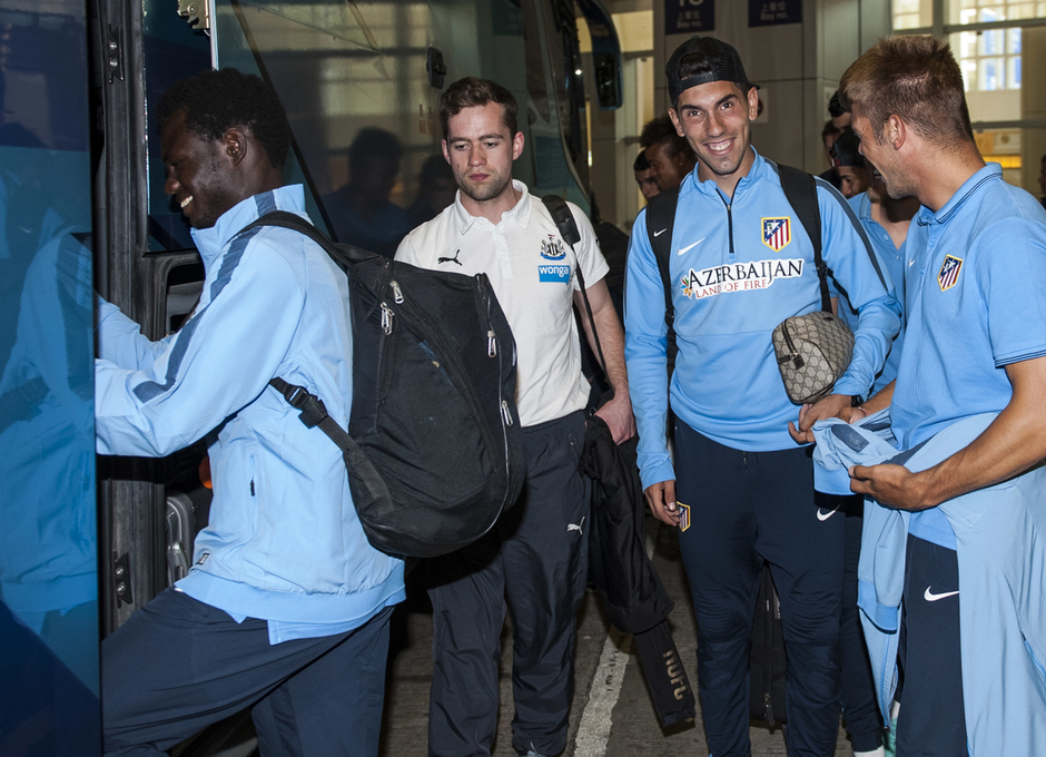 Arona, Carlos Ramos y Fran sonríen antes de subir al autocar en el aeropuerto de Hong Kong