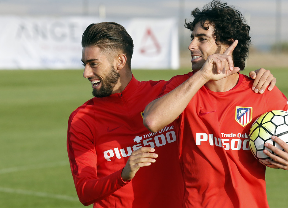 temporada 15/16. Entrenamiento en los Ángeles de San Rafael. Tiago y Carrasco bromeando durante el entrenamiento