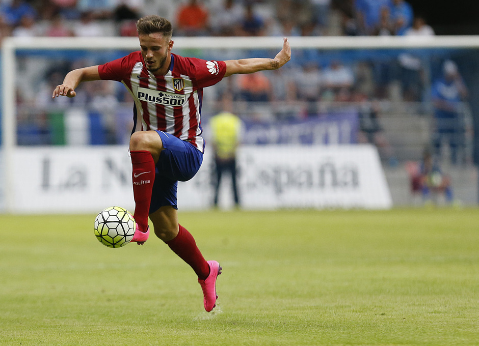 Pretemporada 2015/16. Partido Real Oviedo - Atlético de Madrid. Saúl controla el balón en los minutos finales del encuentro