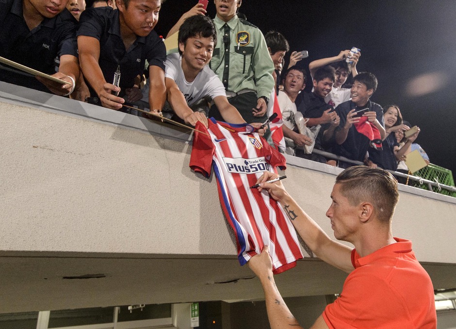 Fernando Torres firma una camiseta a un aficionado tras un entrenamiento en Saga