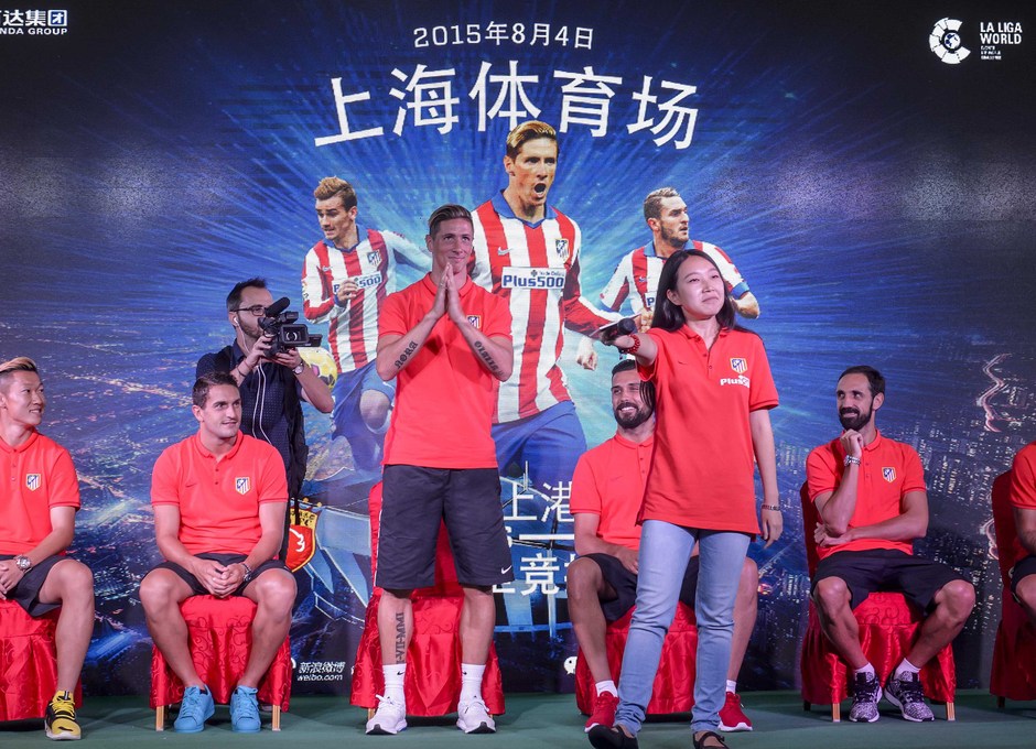 Fernando Torres saluda en chino en el Wanda Plaza