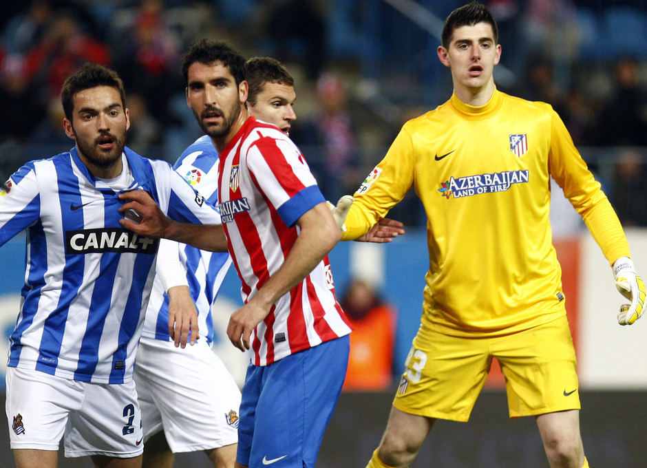 Temporada 12/13. Partido Atlético de Madrid Real Sociedad. Courtois sube a rematar un corner durante el partido