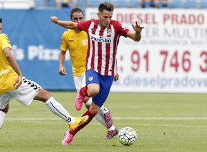 Triangular en Butarque. Saúl conduce un balón en el centro del campo