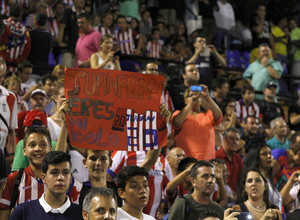 Partido amistoso Atlético de Madrid - Real Sociedad. Pancartas de apoyo en la grada