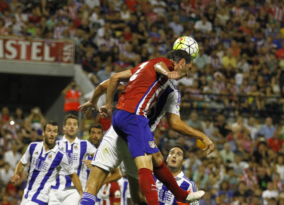Partido amistoso Atlético de Madrid - Real Sociedad. Godín despeja un balón de cabeza tras un córner en contra