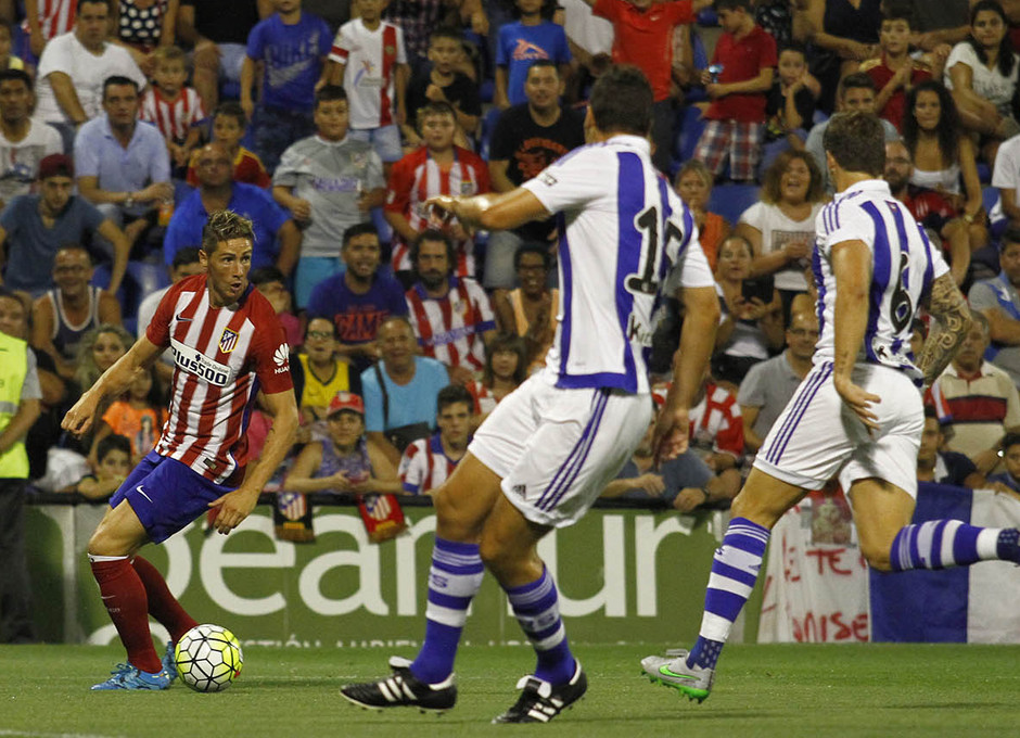 Partido amistoso Atlético de Madrid - Real Sociedad. Fernando Torres busca un compañero en el que apoyarse