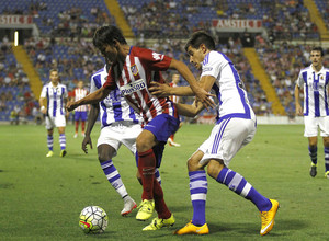 Partido amistoso Atlético de Madrid - Real Sociedad. Óliver Torres se marcha de dos jugadores rivales