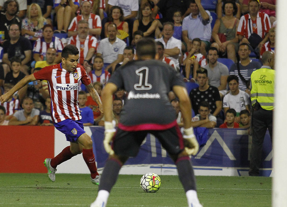 Partido amistoso Atlético de Madrid - Real Sociedad. Correa momentos antes de realizar un disparo
