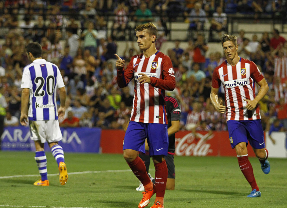 Partido amistoso Atlético de Madrid - Real Sociedad. Los compañeros felicitan a Griezmann por su gol