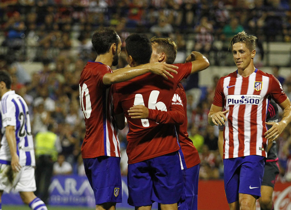Partido amistoso Atlético de Madrid - Real Sociedad. Los compañeros felicitan a Griezmann por el segundo tanto de encuentro
