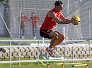 temporada 15/16. Entrenamiento en la ciudad deportiva de Majadahonda. Godín realizando ejercicios físicos durante el entrenamiento