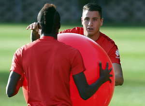temporada 15/16. Entrenamiento en la ciudad deportiva de Majadahonda. Giménez realizando ejercicios físicos durante el entrenamiento
