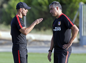temporada 15/16. Entrenamiento en la ciudad deportiva de Majadahonda. Simeone y Víctor Afonso saludandose durante el entrenamiento