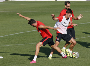 temporada 15/16. Entrenamiento en la ciudad deportiva de Majadahonda. Vietto y Godín luchando un balón durante el entrenamiento