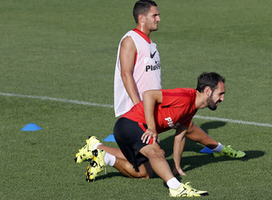 temporada 15/16. Entrenamiento en la ciudad deportiva de Majadahonda. Juanfran y Koke estirando durante el entrenamiento