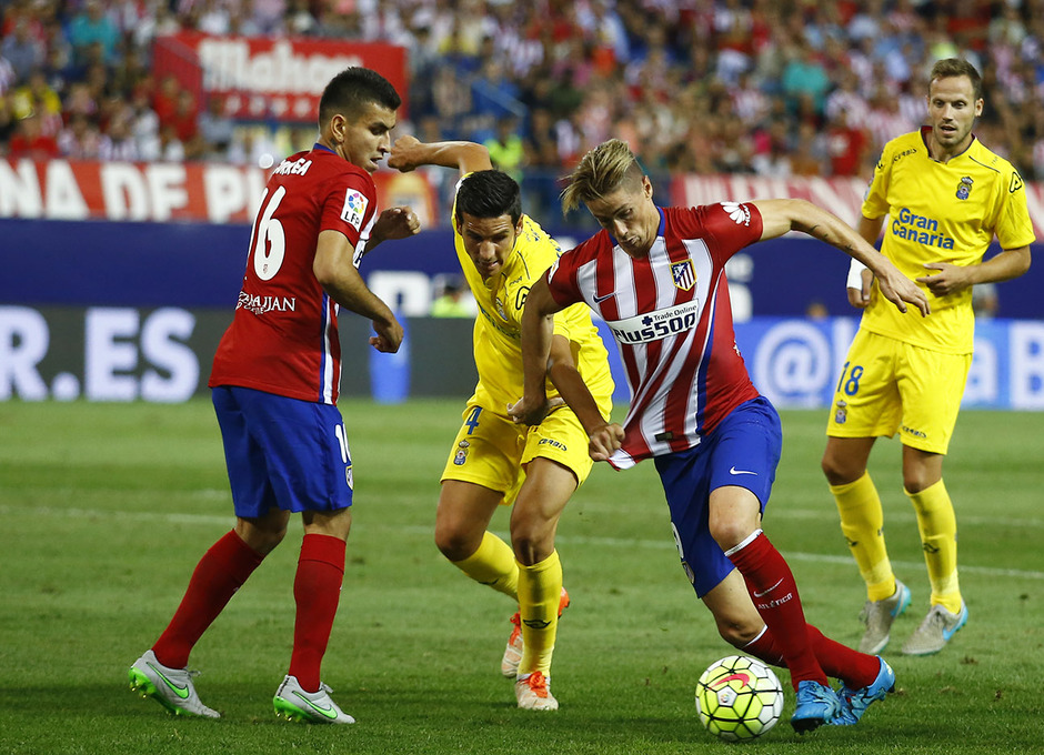 Temp. 2015-2016. Jornada 1 frente a la UD Las Palmas. Fernando Torres entre dos defensores