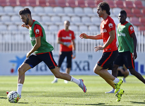 temporada 15/16. Entrenamiento en la ciudad deportiva de Majadahonda. Carrasco controlando un balón durante el entrenamiento