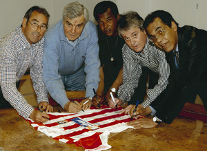 Adelardo, San Román, Pereira, Navarro y Mendoza firmando una camiseta 