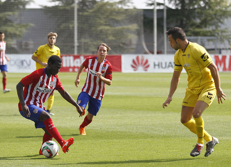 Arona, uno de los destacados del Atlético B frente al Lugo Fuenlabrada, encara a Ceballos en un momento del partido