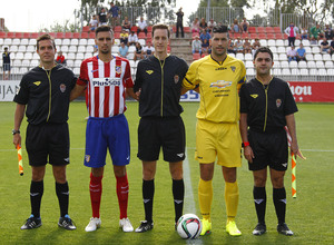 Rafa, capitán del Atlético B, forma con Jony, del Lugo Fuenlabrada, y el trío arbitral