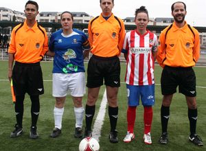 Temporada 2012-2013. Amanda y la capitana del UD Collerense posan con el trío arbitral