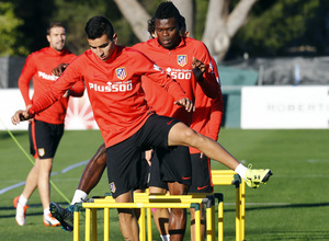 temporada 15/16. Entrenamiento en la ciudad deportiva de Majadahonda. Correa realizando ejercicios con balón durante el entrenamiento