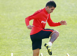 temporada 15/16. Entrenamiento en la ciudad deportiva de Majadahonda. Correa realizando ejercicios con balón durante el entrenamiento