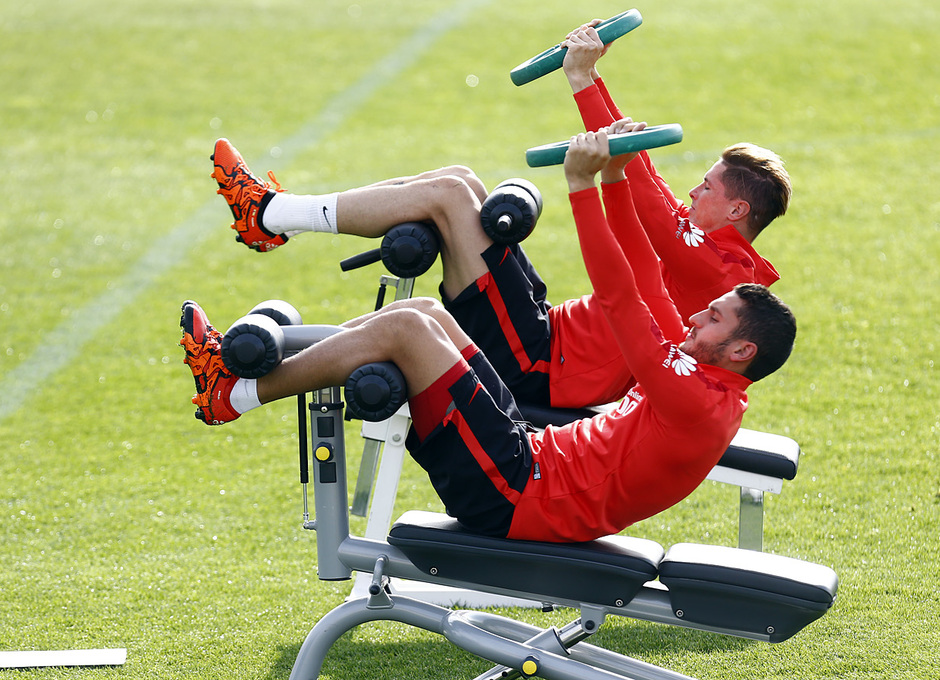 temporada 15/16. Entrenamiento en la ciudad deportiva de Majadahonda. Koke y Torres realizando ejercicios físicos durante el entrenamiento