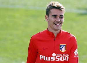 temporada 15/16. Entrenamiento en la ciudad deportiva de Majadahonda. Griezmann sonriendo durante el entrenamiento