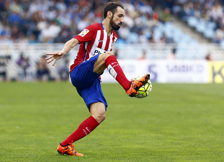 temp. 2015-2016 | Real Sociedad-Atlético de Madrid: Juanfran controla el esférico