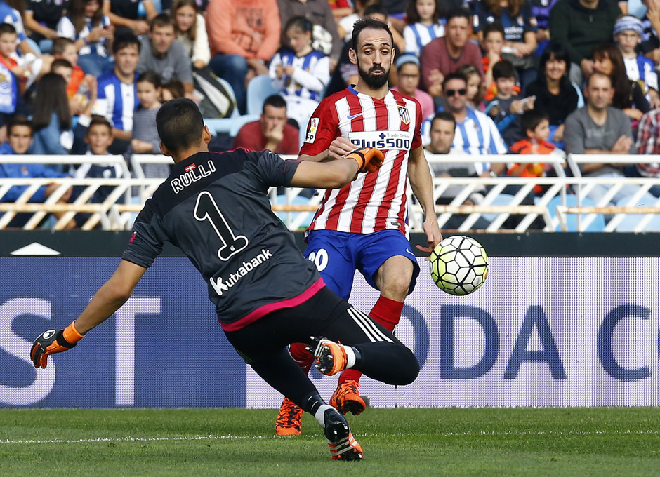 temp. 2015-2016 | Real Sociedad-Atlético de Madrid: Juanfran Torres ante el portero de la Real Sociedad