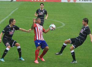 Jorge Katime controla el balón ante la oposición de varios rivales