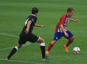 Villa se lleva el esférico ante un jugador del Sanse