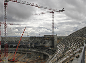 Vista del estado de las obras de la grada principal y el fondo de sur del Nuevo Estadio
