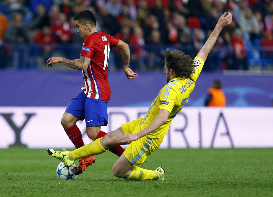 temporada 15/16. Partido Champions League. Atlético de Madrid Astana. Correa luchando un balón durante el partido
