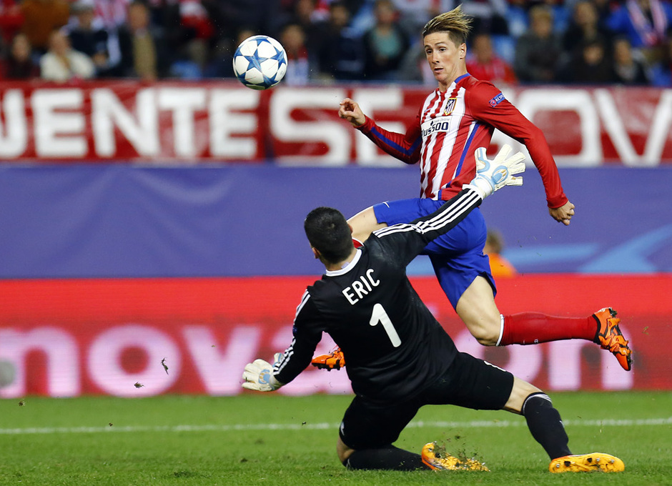 temporada 15/16. Partido Champions League. Atlético de Madrid Astana. Torres disparando a puerta durante el partido