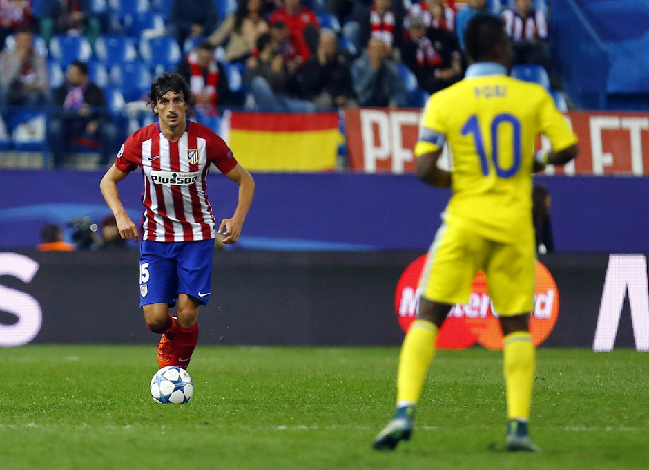 temporada 15/16. Partido Champions League. Atlético de Madrid Astana. Savic con el balón durante el partido