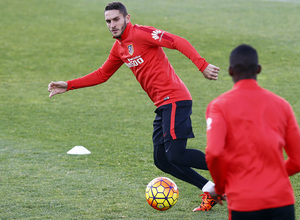 temporada 15/16. Entrenamiento en la ciudad deportiva de Majadahonda. Koke realizando ejercicios con balón durante el entrenamiento